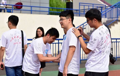 青島高校舉行畢業(yè)典禮，文化衫留言成風景線