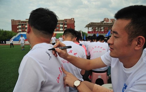 青島高校舉行畢業(yè)典禮，文化衫留言成風景線