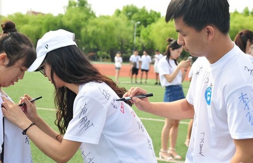 青島高校舉行畢業(yè)典禮，文化衫留言成風景線